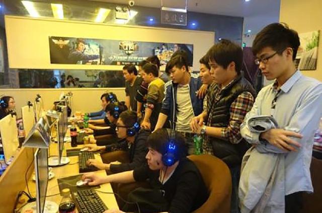 【美图特别版】WE发布夏季赛定妆照：新生不息，不止少年